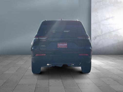 Diamond Black Crystal Pearlcoat 2025 Jeep Grand Cherokee Altitude