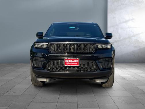Diamond Black Crystal Pearlcoat 2025 Jeep Grand Cherokee Altitude