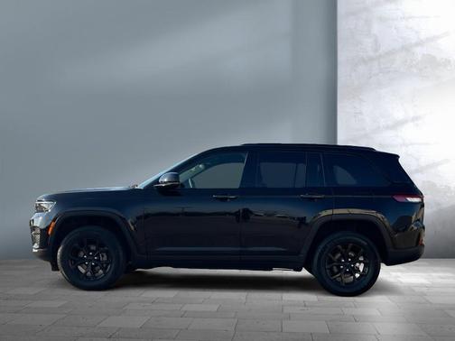 Diamond Black Crystal Pearlcoat 2025 Jeep Grand Cherokee Altitude