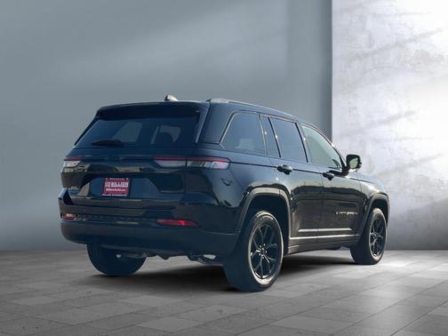 Diamond Black Crystal Pearlcoat 2025 Jeep Grand Cherokee Altitude