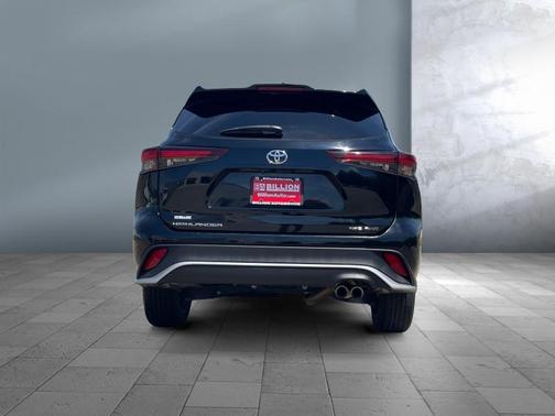 Midnight Black Metallic 2025 Toyota Highlander XSE