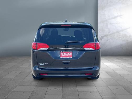 Brilliant Black Crystal Pearlcoat 2023 Chrysler Voyager LX