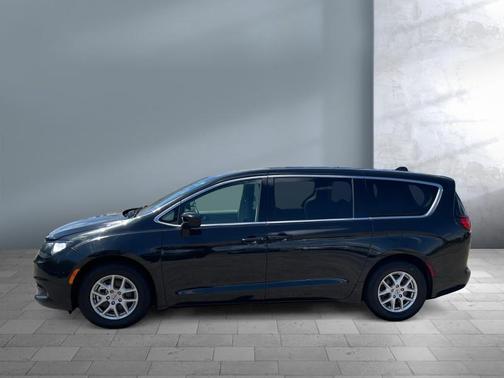 Brilliant Black Crystal Pearlcoat 2023 Chrysler Voyager LX