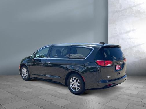 Brilliant Black Crystal Pearlcoat 2023 Chrysler Voyager LX