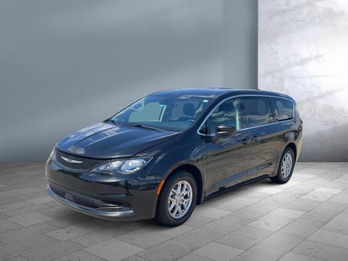 Brilliant Black Crystal Pearlcoat 2023 Chrysler Voyager LX