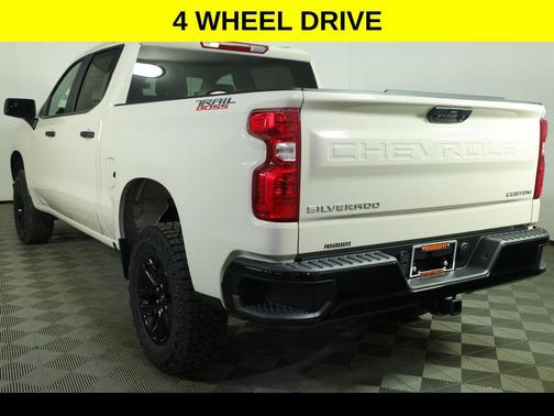 White Sands 2026 Chevrolet Silverado 1500 Custom Trail Boss