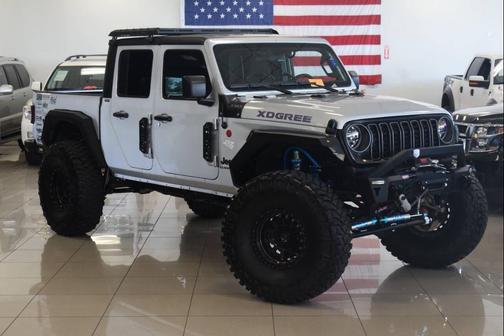 Silver Zynith Clearcoat 2022 Jeep Gladiator Willys 4x4