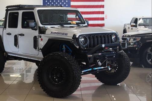 Silver Zynith Clearcoat 2022 Jeep Gladiator Willys 4x4
