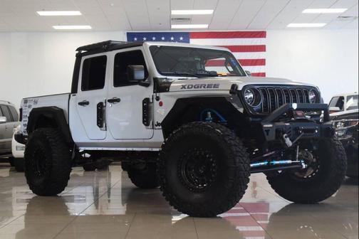 Silver Zynith Clearcoat 2022 Jeep Gladiator Willys 4x4