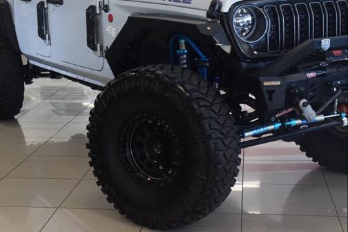 Silver Zynith Clearcoat 2022 Jeep Gladiator Willys 4x4