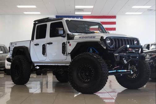 Silver Zynith Clearcoat 2022 Jeep Gladiator Willys 4x4