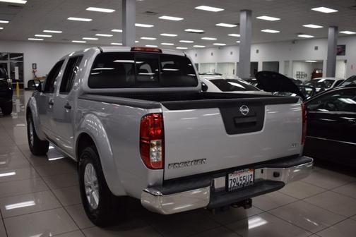 Photo 4 of 42 of 2019 Nissan Frontier SV