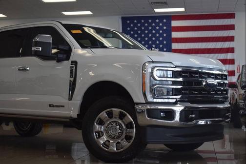 Oxford White 2023 Ford F-250 Lariat
