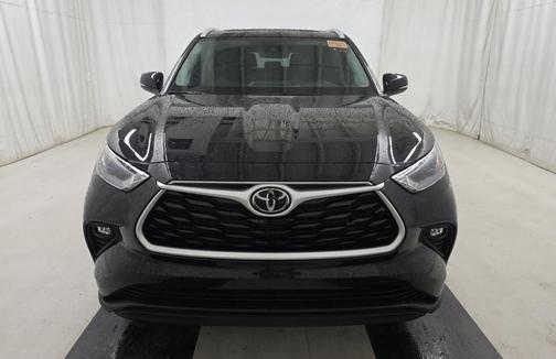 Midnight Black Metallic 2022 Toyota Highlander XLE