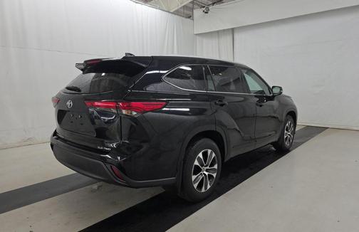 Midnight Black Metallic 2022 Toyota Highlander XLE