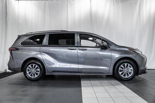 2021 Toyota Sienna LE