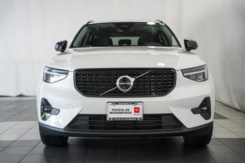 Crystal White Metallic 2023 Volvo XC40 B5 Plus Dark Theme