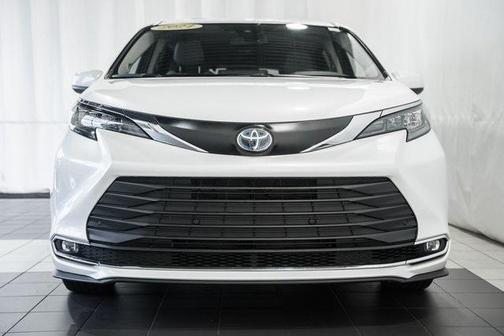 2024 Toyota Sienna XLE 8 Passenger