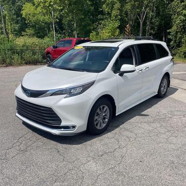2024 Toyota Sienna XLE 8 Passenger