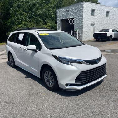 2024 Toyota Sienna XLE 8 Passenger