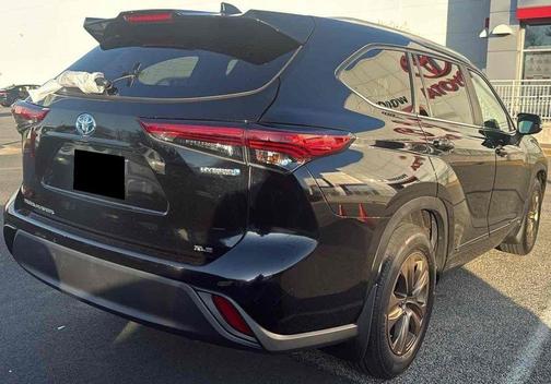 Midnight Black Metallic 2023 Toyota Highlander Hybrid XLE