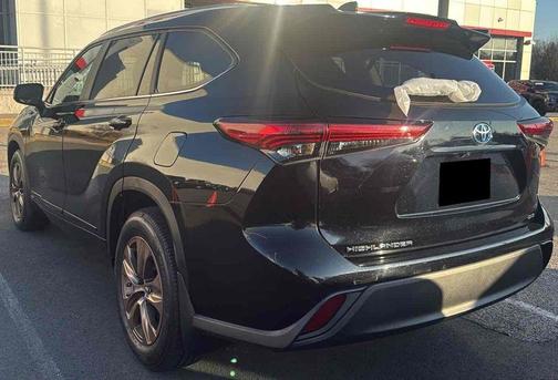 Midnight Black Metallic 2023 Toyota Highlander Hybrid XLE