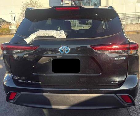 Midnight Black Metallic 2023 Toyota Highlander Hybrid XLE