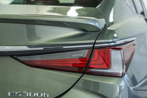 2025 Lexus ES 300h Base