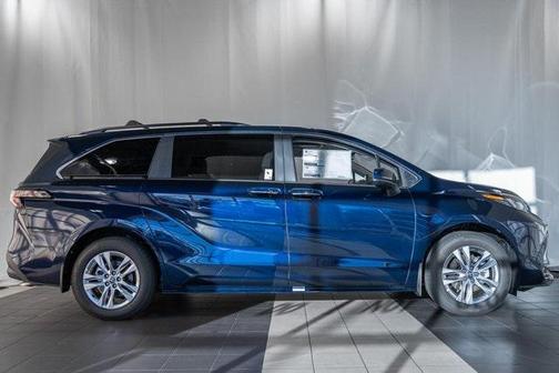 2025 Toyota Sienna XLE