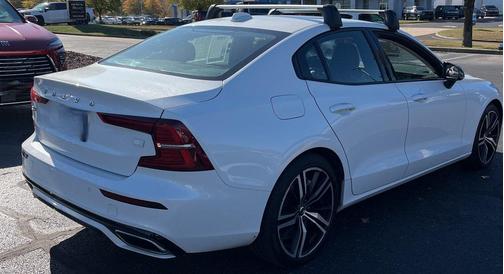 2022 Volvo S60 Recharge Plug-In Hybrid T8 R-Design Expression