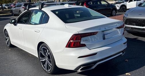 2022 Volvo S60 Recharge Plug-In Hybrid T8 R-Design Expression