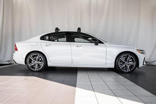 2022 Volvo S60 Recharge Plug-In Hybrid T8 R-Design Expression