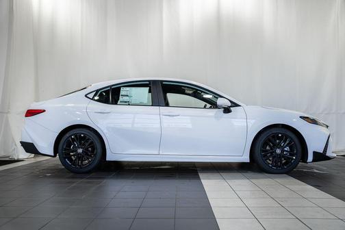 Ice 2026 Toyota Camry SE