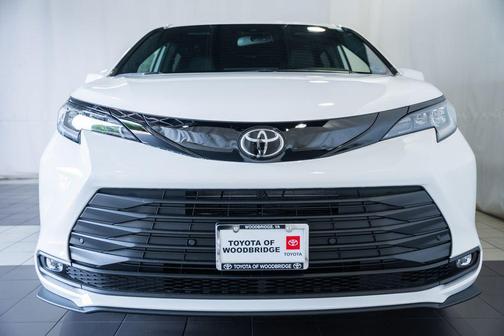 Ice 2026 Toyota Sienna Woodland Edition