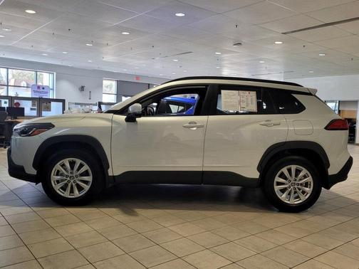 Photo 2 of 27 of 2022 Toyota Corolla Cross LE