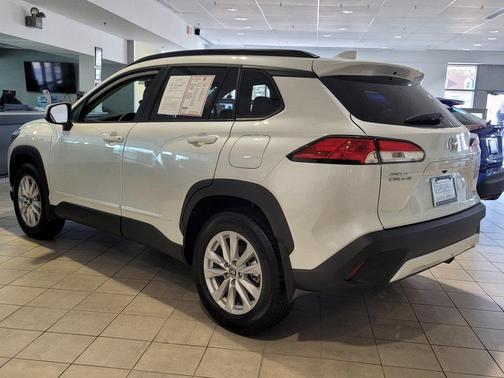 Photo 3 of 27 of 2022 Toyota Corolla Cross LE