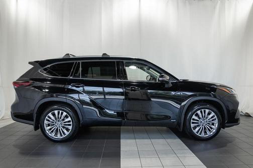 Midnight Black Metallic 2026 Toyota Highlander Hybrid Platinum