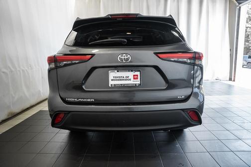 Magnetic Gray Metallic 2023 Toyota Highlander XLE