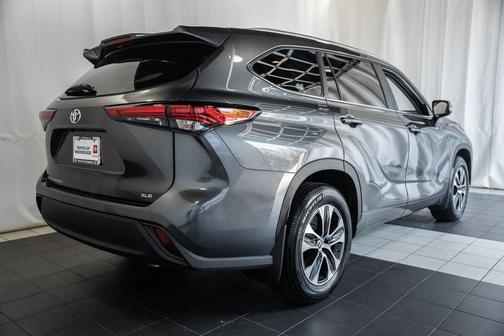 Magnetic Gray Metallic 2023 Toyota Highlander XLE