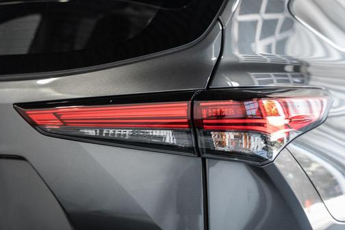Magnetic Gray Metallic 2023 Toyota Highlander XLE
