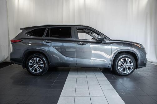 Magnetic Gray Metallic 2023 Toyota Highlander XLE