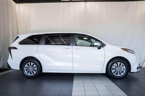 Ice 2023 Toyota Sienna LE