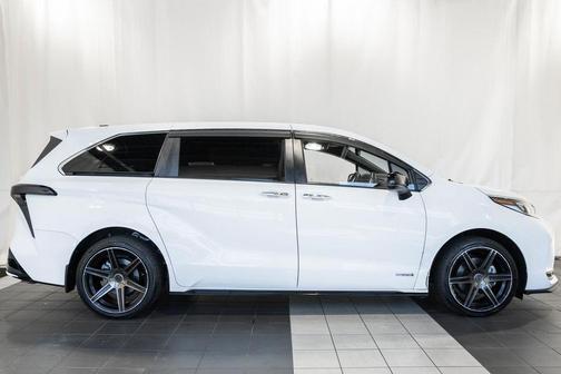 2021 Toyota Sienna XSE 7 Passenger