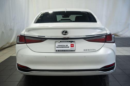 Eminent White Pearl 2025 Lexus ES 300h Base