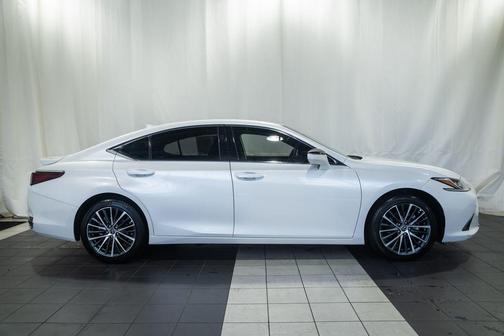 Eminent White Pearl 2025 Lexus ES 300h Base