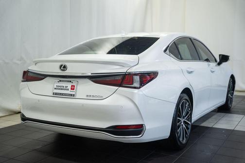 Eminent White Pearl 2025 Lexus ES 300h Base