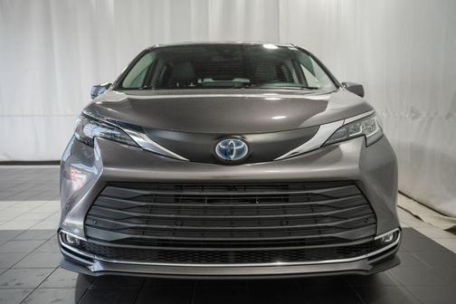 Predawn Gray Mica 2021 Toyota Sienna XLE 8 Passenger