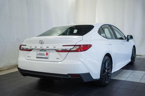 Ice 2025 Toyota Camry SE