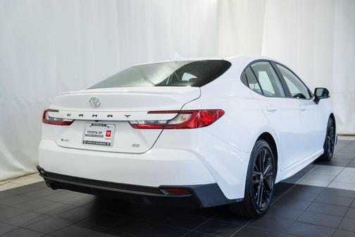 Ice 2025 Toyota Camry SE