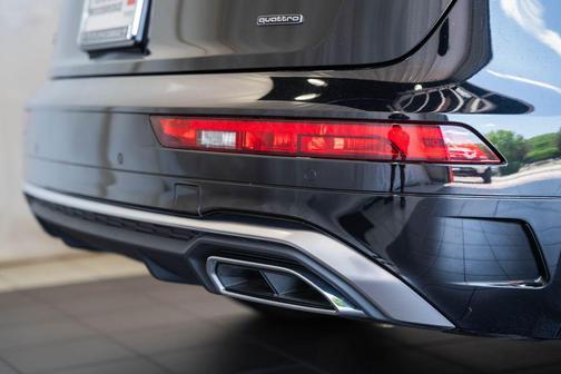 Mythos Black Metallic 2023 Audi Q5 45 S line Premium